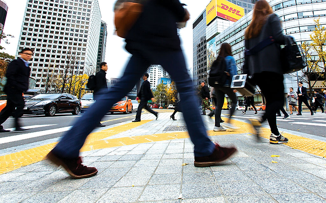 서울 중구 세종대로 일대에서 젊은 직장인들이 걸어가고 있다. © 시사저널 최준필