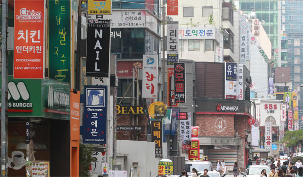 서울 강남역 주변 상업지역 모습. 강남대로 안쪽 이면도로 일부 지역에 대한 상업지 전환을 놓고 강남·서초구와 서울시가 대립하고 있다.  [매경DB]