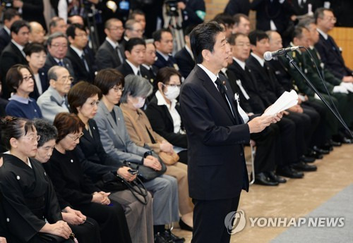 (구마모토 교도=연합뉴스) 아베 신조(安倍晋三) 일본 총리가 14일 구마모토(熊本) 강진 1년을 맞아 현지에서 열린 추도식장을 찾아 추도사를 읽고 있다. 2017.4.14    choinal@yna.co.kr