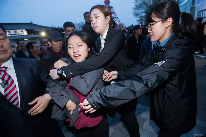 홍준표 경주역 유세 중 기습시위한 용감한 시민들 | 인스티즈