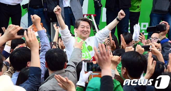 안철수 국민의당 대선 후보가 29일 충북 청주시 성안길에서 열린 '국민이 이깁니다' 집중유세에서 시민들을 향해 손을 들어보이고 있다. 2017.4.29/뉴스1 © News1 장수영 기자