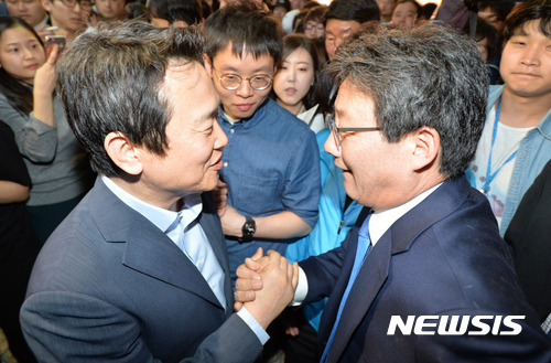 【서울=뉴시스】배훈식 기자 = 3일 오후 서울 강남구 CGV강남 앞에서 유승민(오른쪽) 바른정당 대선 후보가 남경필 경기도지사와 손을 잡고 있다. 2017.05.03.   dahora83@newsis.com