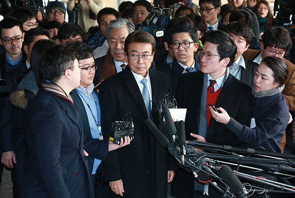 ⓒ시사IN 이명익 <세계일보>가 ‘정윤회 국정 개입’ 문건을 보도한 후 2014년 12월10일 정윤회씨가 검찰에 출석하고 있다.