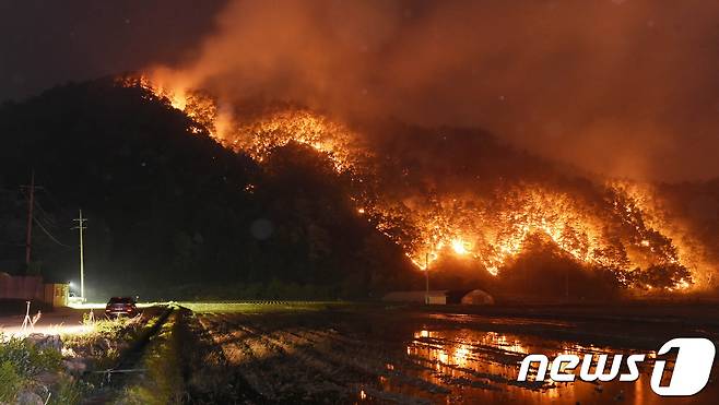 지난 6일 밤 강릉시 성산면에서 발화 된 산불이 야산을 통째로 불태우며 민가를 위협하고 있다.(강원일보제공)207.5.7/뉴스1