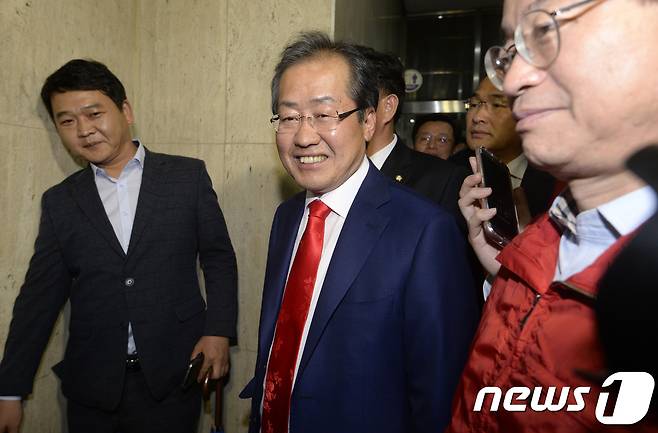 홍준표 자유한국당 대선후보가 지난 9일 오후 개표 결과를 보기 위해 서울 여의도 당사에 도착하고 있다. 방송3사 출구조사 결과 문재인 더불어민주당 후보가 41.4%, 홍준표 자유한국당 후보가 23.3%, 안철수 국민의당 후보가 21.8%를 기록했다. 2017.5.9/뉴스1 © News1 안은나 기자