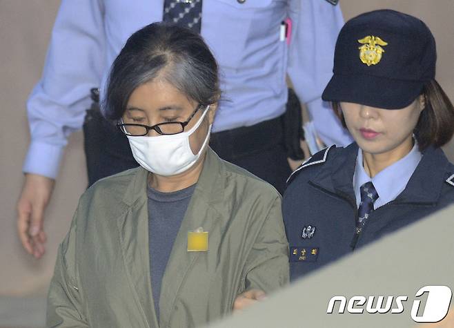 '비선실세' 최순실 씨가 10일 오전 서울 서초구 서울중앙지방법원에서 열린 업무방해 등 '정유라 특혜 의혹' 관련 7회 공판에 출석하고 있다. 2017.5.10/뉴스1 © News1 신웅수 기자