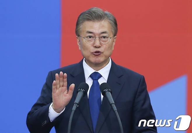 문재인 대통령이 지난 5월10일 서울 여의도 국회 본청 중앙홀에서 열린 제19대 대통령 취임식에서 선서를  하고 있다. 2017.5.10/뉴스1 © News1 허경 기자
