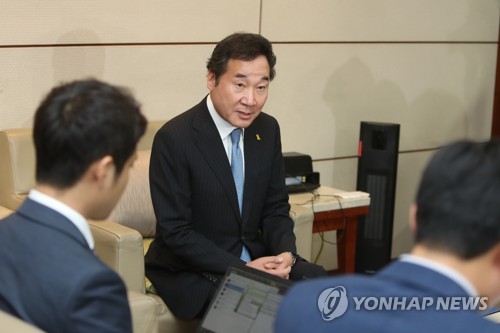 (서울=연합뉴스) 정회성 기자 = 이낙연 전남지사가 10일 오전 서울 용산역 접견실에서 기자들과 인터뷰하고 있다. 호남 출신인 이 지사는 문재인 정부 초대 국무총리 후보자에 내정된 것으로 알려졌다. hs@yna.co.kr