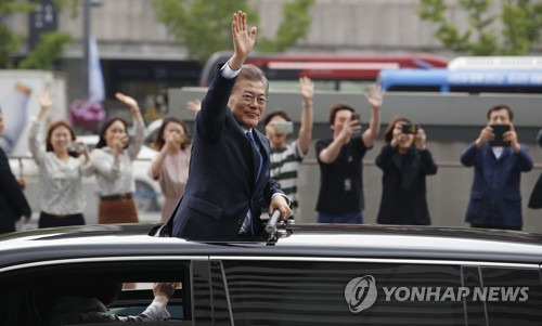 (서울=연합뉴스) 김인철 기자 = 문재인 대통령이 10일 국회에서 취임선서 행사를 마치고 광화문광장을 지나 청와대로 향하고 있다. yatoya@yna.co.kr