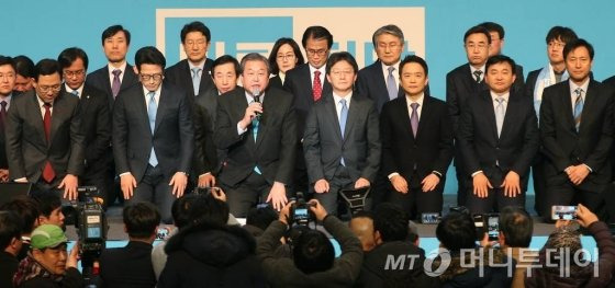 24일 오후 서울 송파구 방이동 올림픽홀에서 열린 바른정당 중앙당 창당대회에 앞서 주호영 원내대표를 비롯한 김무성, 유승민 의원, 남경필 경기지사, 원희룡 제주지사, 정병국 의원, 오세훈 전 서울시장 등이 무릎을 꿇고 사과문을 발표하는 오프닝 퍼포먼스를 하고 있다./사진=이동훈 기자