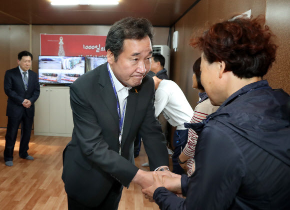 세월호 미수습 가족 만난 이낙연 총리후보자 - 이낙연 국무총리 후보자가 11일 오후 세월호가 거치된 목포신항을 방문해 미수습 가족들을 면담, 인사를 하고 있다. 2017.5.11