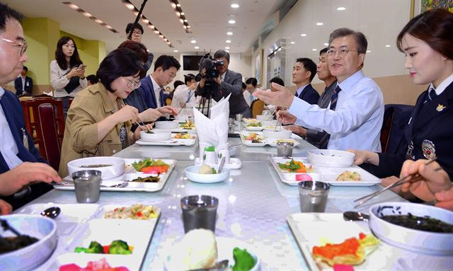 [문재인의 3일] 문 대통령이 12일 청와대 위민2관 구내식당에서 청와대 기술직 직원들과 오찬을 함께 하고 있다. 청와대사진기자단