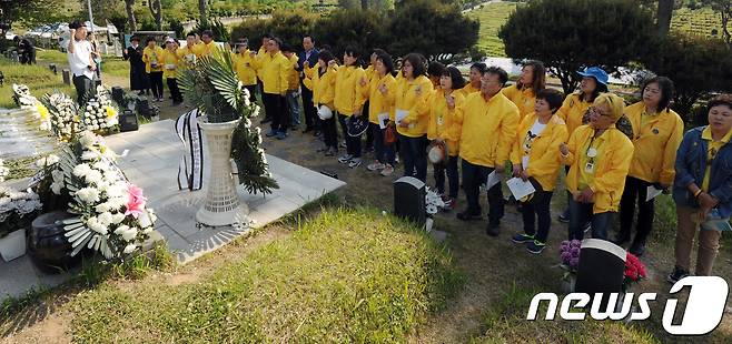 5·18 광주민주화운동 37주년 기념식을 하루 앞둔 17일 광주 북구 운정동 5·18 구 묘지를 찾은 세월호 유가족들이 참배를 한 후 임을 위한 행진곡을 부르고 있다. 2017.5.17/뉴스1 © News1 남성진 기자