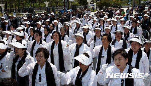 【광주=뉴시스】신대희 기자 = 5·18광주민주화운동 37주년 기념식을 하루 앞둔 17일 오전 광주 북구 운정동 국립5·18민주묘지에서 5·18민주유공자유족회 주관으로 5·18민중항쟁 제37주년 추모제가 열리고 있다. 오월 어머니들이 임을 위한 행진곡을 제창하고 있다. 2017.05.17.    sdhdream@newsis.com