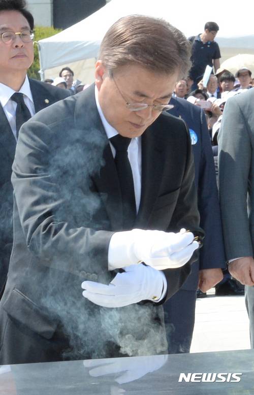 【광주=뉴시스】전진환 기자 = 문재인 대통령이 18일 오전 광주 북구 국립 5.18 민주묘지에서 열린 제37주년 5·18 민주화운동 기념식에서 분향하고 있다. 2017.05.18.   amin2@newsis.com