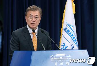문재인 대통령이 19일 오후 춘추관 대브리핑실에서 김이수 헌법재판소장 인사발표를 하고 있다. (청와대) 2017.5.19/뉴스1 © News1 이광호
