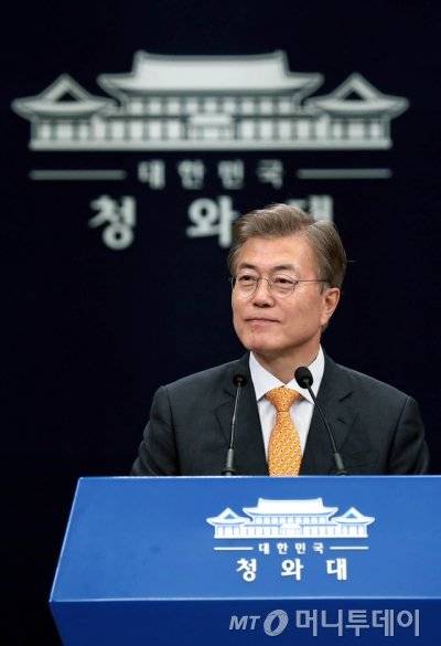 문재인 대통령이 19일 오후 춘추관 대브리핑실에서 김이수 헌법재판소장 인사발표 후 취재진의 질문을 듣고 있다. (청와대) 2017.5.19/뉴스1