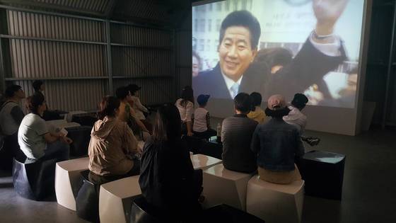 노무현 전 대통령 추모의 집에서 추모객들이 노 전 대통령 관련 기록 영상을 보고 있다. 위성욱 기자