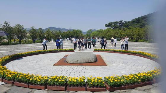 노무현 전 대통령이 모셔져 있는 너럭바위 앞에서 추모객들이 참배를 하고 있다. 위성욱 기자