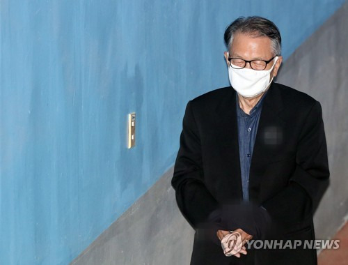 (서울=연합뉴스) 이지은 기자 = 블랙리스트 관련 혐의로 재판에 넘겨진 김기춘 전 대통령 비서실장이 22일 오전 서울 서초구 서울중앙지방법원에서 열린 16회 공판에 출석하기 위해 호송차에서 내려 법정으로 향하고 있다. 2017.5.22      jieunlee@yna.co.kr