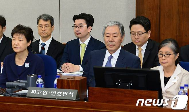 뇌물혐의 등으로 구속기소 된 박근혜 전 대통령이 5월23일 서울 서초동 서울중앙지법에서 열린 첫 재판에 출석, 최순실 씨와 함께 재판시작을 기다리고 있다. 2017.5.23/뉴스1 © News1 사진공동취재단
