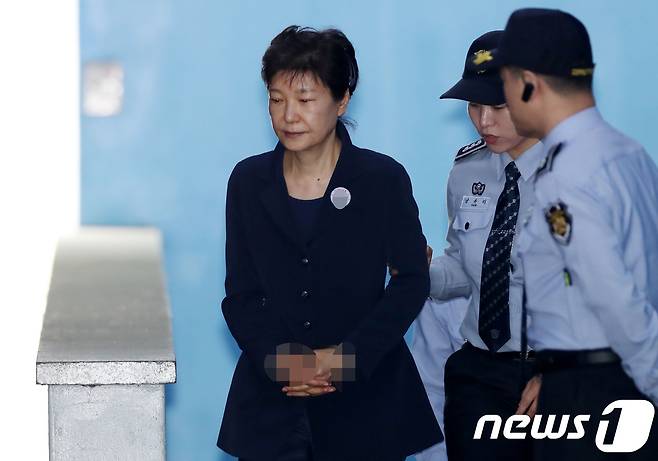 뇌물혐의 등으로 구속기소 된 박근혜 전 대통령이 23일 오후 서울 서초동 서울중앙지법에서 열린 첫 재판을 마친 후 호송차로 이동하고 있다. /뉴스1 © News1 유승관 기자