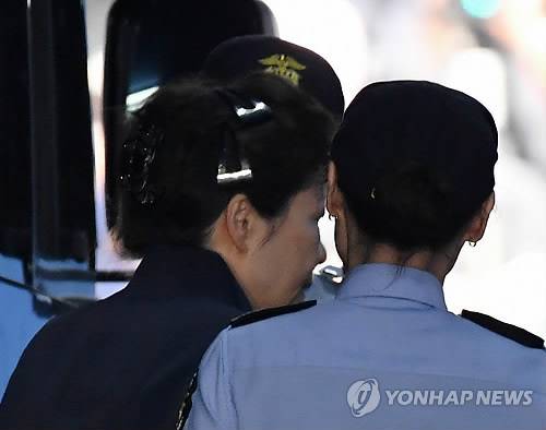 (서울=연합뉴스) 김주성 기자 = 삼성 등 대기업에서 총 592억원의 뇌물을 받거나 요구·약속한 혐의 등으로 구속기소 된 박근혜 전 대통령이 23일 오전 재판을 받기 위해 호송차에서 내려 서울중앙지법 417호 법정으로 향하고 있다. 수감된 지 53일 만에 처음으로 모습을 드러냈다. 2017.5.23     utzza@yna.co.kr
