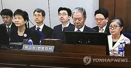 (서울=연합뉴스) 박근혜 전 대통령과 40년 지기 '비선실세' 최순실 씨가 23일 오전 서울중앙지법 재판정 피고인석에 나란히 앉아 있다. 박 전 대통령은 삼성 등 대기업에서 총 592억원의 뇌물을 받거나 요구·약속한 혐의 등으로 구속기소됐다. [연합뉴스TV 제공=연합뉴스]