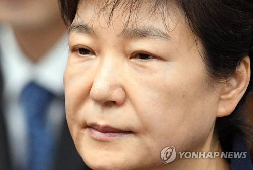 (서울 사진공동취재단=연합뉴스) 삼성 등 대기업에서 뇌물을 받은 혐의 등으로 구속기소 된 박근혜 전 대통령이 23일 오전 서울중앙지법 417호 법정에 출석해 있다. 2017.5.23      xyz@yna.co.kr