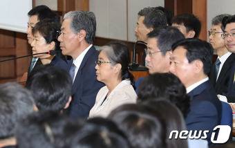 뇌물혐의 등으로 구속 기소된 박근혜 전 대통령이 23일 오전 서울 서초동 서울중앙지방법원417호 형사대법정에서 열린 첫 정식재판에 출석하고 있다. 이날 재판에는 함께 기소된 최순실씨, 신동빈 롯데그룹 회장이 박 전 대통령과 피고인석에 섰다. 2017.5.23/뉴스1 © News1 사진공동취재단