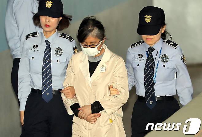 최순실씨가 25일 오후 서울 서초동 서울중앙지법에서 열린 업무방해 등 '정유라 특혜 의혹' 관련 11회 공판에 출석하기 위해 호송차에서 내려 법정으로 향하고 있다. 2017.5.25/뉴스1 © News1 오대일 기자