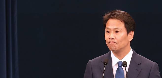 임종석 대통령 비서실장이 26일 청와대 춘추관 대브리핑실에서 문재인 대통령의 인사원칙 위배 논란과 관련 입장을 밝힌 뒤 굳은 표정으로 취재진을 바라보고 있다. 청와대사진기자단