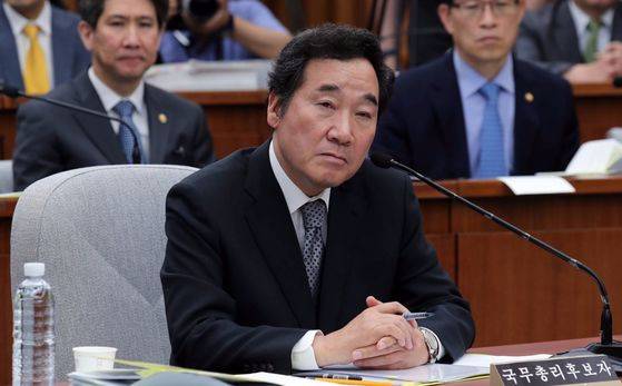 이낙연 국무총리 후보자 임명동의를 위한 인사청문회가 25일 이틀째 국회에서 열렸다. 이 후보자가 의원들의 질문을 듣고 있다. 박종근 기자