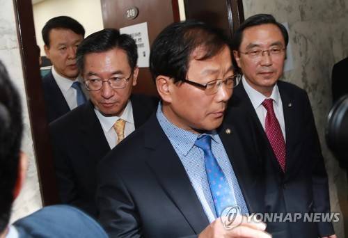 (서울=연합뉴스) 홍해인 기자 = 이낙연 국무총리 후보자 인사청문 특위 위원장과 여야 간사들이 26일 오후 국회 본청에서 청문보고서 채택 문제와 관련해 간사 협의를 마친 뒤 청문위원 회의실을 나서고 있다.       인사청문회 심사경과보고서 채택을 위해 당초 이날 오후 2시에 열릴 예정이던 특위는 잠정 연기됐다. 왼쪽 두번째부터 특위 위원장 더불어민주당 정성호 의원, 여당 간사 더불어민주당 윤후덕, 야당 간사 자유한국당 경대수 의원. 2017.5.26      hihong@yna.co.kr