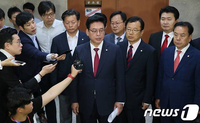 정우택 자유한국당 대표 권한대행 겸 원내대표와 의원들이 31일 서울 여의도 국회 정론관에서 '이낙연 총리 후보자 지명 철회' 기자회견을 하고 있다. 2017.5.31/뉴스1 © News1 송원영 기자
