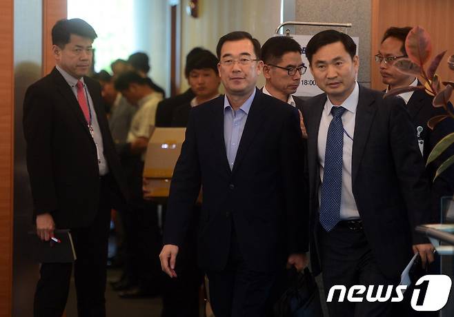국방부가 사드발사대 4기 추가 반입을 의도적으로 누락한 것으로 밝혀진 가운데 위승호 국방부 정책실장이 지난 5월 31일 서울  통의동 금융감독원 연수원에 마련된 국정기획자문위원회에서 업무보고를 마친 뒤 나오고 있다. 2017.5.31/뉴스1 © News1 박정호 기자