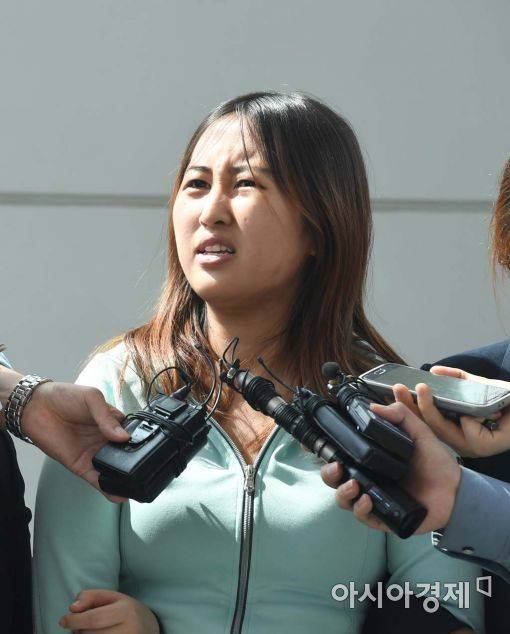 ‘비선실세’최순실(60·구속기소)씨의 딸 정유라(21)씨가 31일 오후 2시 40분께 검찰 호송팀과 함께 인천국제공항에 도착했다/사진=아시아경제DB