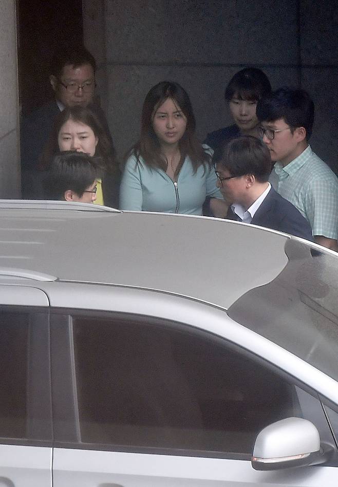 31일 국내로 송환된 정유라씨가 검찰 수사관들과 인천공항 계류장에서 서울중앙지검으로 향하는 승합차에 오르고 있다. 인천공항/공항사진기자단