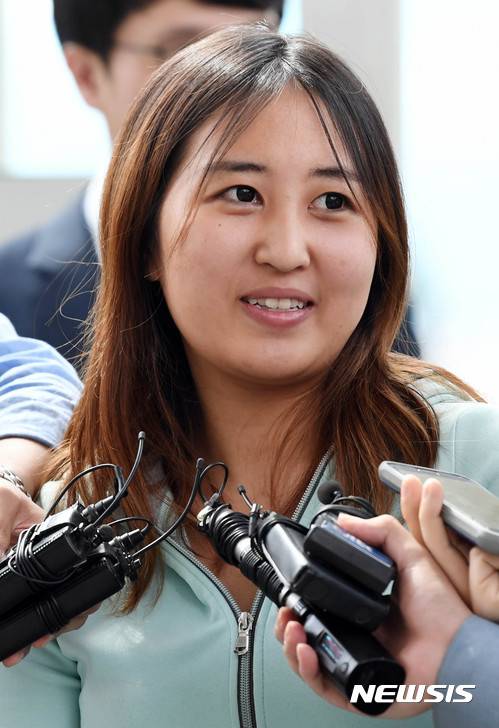 【인천공항=뉴시스】임태훈 기자= 국정농단 사태가 불거진 이후 245일만에 국내에 소환된 최순실에 딸 정유라씨가 31일 인천국제공항을 통해 귀국, 검찰로 압송되며 취재진의 질문에 답하고 있다  정유라씨는 입국 즉시 서울중앙지검으로 압송돼 조사를 받는다. 2017.05.31.  photo@newsis.