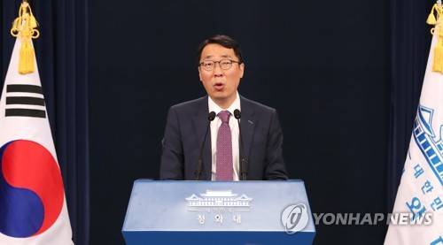 (서울=연합뉴스) 김주형 기자 = 윤영찬 국민소통수석이 31일 오전 청와대 춘추관 대브리핑실에서 사드 추가배치 보고 누락과 관련한 브리핑을 하고 있다.     kjhpress@yna.co.kr