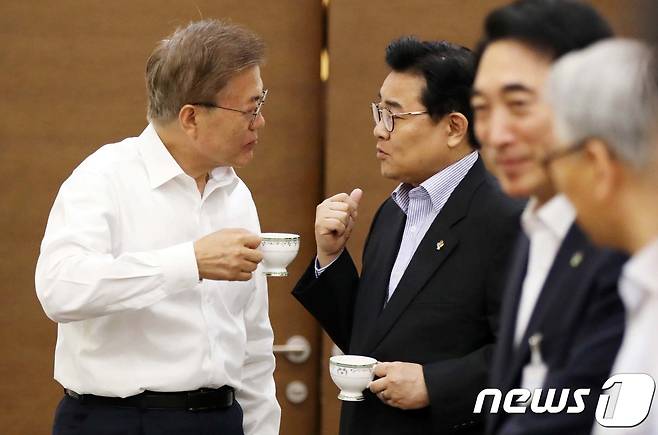 문재인 대통령이 1일 오전 청와대 여민관 소회의실에서 열린 수석보좌관회의에서 전병헌 정무수석과 이야기를 나누고 있다.(청와대)2017.6.1/뉴스1 © News1 이광호 기자