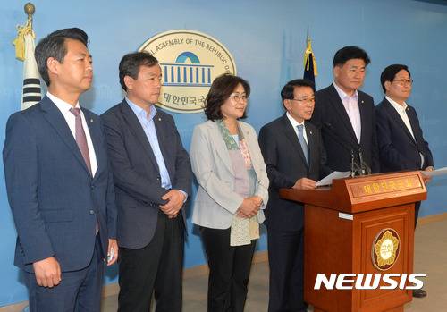 【서울=뉴시스】배훈식 기자 = 1일 오전 서울 여의도 국회 정론관에서 심재권(왼쪽 네번째) 더불어민주당 사드대책특별위원회 위원장이 성명을 내고 발사대 추가 반입 누락 보고와 관련해 명백한 하극상이자 국기문란이라며 한민구 국방부 장관이 책임을 져야한다고 말하고 있다. 왼쪽부터 김영호, 김현권, 유승희 의원, 심 위원장, 소병훈, 신동근 의원. 2017.06.01. dahora83@newsis.com