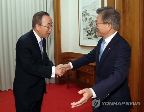 (서울=연합뉴스) 문재인 대통령이 2일 오후 청와대 본관에서 반기문 전 유엔 사무총장과 맞이하고 있다. [청와대 제공 = 연합뉴스]