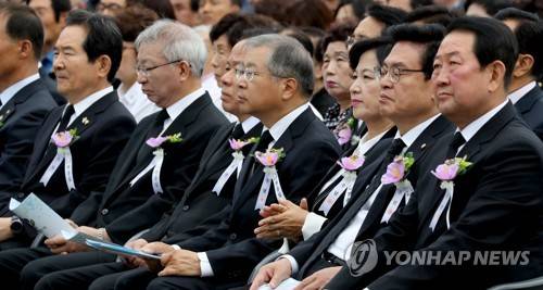 (서울=연합뉴스) 백승렬 기자 = 정세균 국회의장(왼쪽부터)과 양승태 대법원장, 김이수 헌법재판소장 후보자, 김용덕 중앙선관위원장, 더불어민주당 추미애 대표, 자유한국당 정우택 비대위원장, 국민의당 박주선 비대위원장이 6일 오전 서울시 동작구 동작동 국립현충원에서 열린 제62회 현충일 추념식에 참석해 앉아 있다.  srbaek@yna.co.kr
