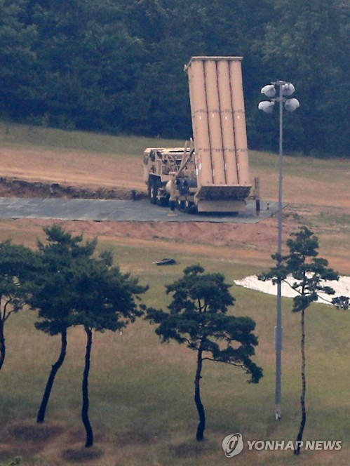 (성주=연합뉴스) 김준범 기자 = 7일 오후 사드가 배치된 경북 성주골프장에 사드 발사대가 보이고 있다.       psykims@yna.co.kr