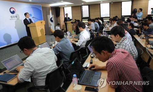 (과천=연합뉴스) 서명곤 기자 = 7일 오후 과천 법무부 청사에서 검찰 고위 간부들의 '돈 봉투 만찬'사건을 조사해온 장인종 법무부 감찰관이 감찰조사 결과를 발표하고 있다.     seephoto@yna.co.kr