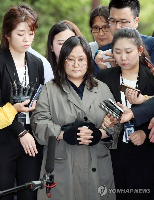 (인천=연합뉴스) 윤태현 기자 = 490억원대 횡령·배임 혐의로 해외도피 3년 만에 범죄인인도 절차에 따라 강제송환된 유병언 전 세모그룹 회장(사망)의 장녀 유섬나씨가 7일 인천시 남구 인천지방검찰청으로 압송되고 있다. 2017.6.7      tomatoyoon@yna.co.kr