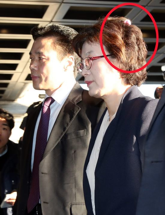 박근혜 전 대통령 탄핵선고일인 지난 3월 10일 이정미 재판관이 헌법재판소로 출근하고 있다. 이정미 재판관의 뒷머리에 미처 정리되지 못한 헤어롤이 보인다. [중앙포토]