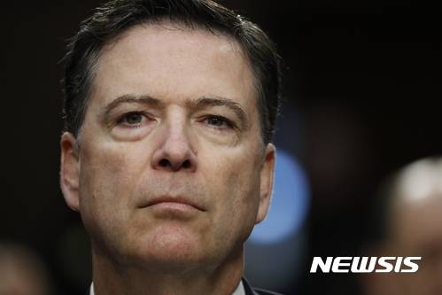 【워싱턴=AP/뉴시스】제임스 코미 전 미국 연방수사국(FBI) 국장이 8일(현지시간) 워싱턴 상원 정보위 청문회에 출석해 도널드 트럼프 대통령으로부터의 러시아 내통의혹 수사 압력에 관해 증언하기 전 의장 발언을 듣고 있다. 2017.06.08
