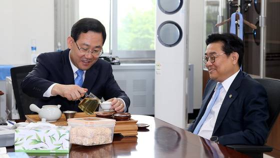 전병헌 청와대 정무수석(오른쪽)이 9일 오전 서울 여의도 국회를 찾아 바른정당 주호영 대표 권한대행 겸 원내대표와 대화를 나누고 있다. 2017.6.9/뉴스1 © News1 박지혜 기자